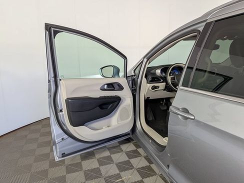Used 2019 Chrysler Pacifica Limited FWD image 17