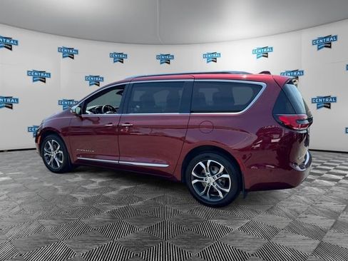 Used 2022 Chrysler Pacifica Pinnacle AWD/4WD image 2