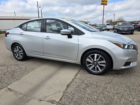 Used 2020 Nissan Versa SV image 2