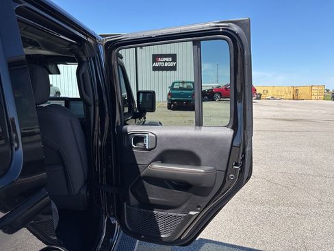 Used 2025 Jeep Wrangler Unlimited Sahara AWD/4WD image 17