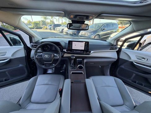 Used 2024 Toyota Sienna XLE FWD image 6