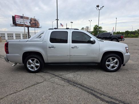 Used 2012 Chevrolet Avalanche LTZ AWD/4WD image 4