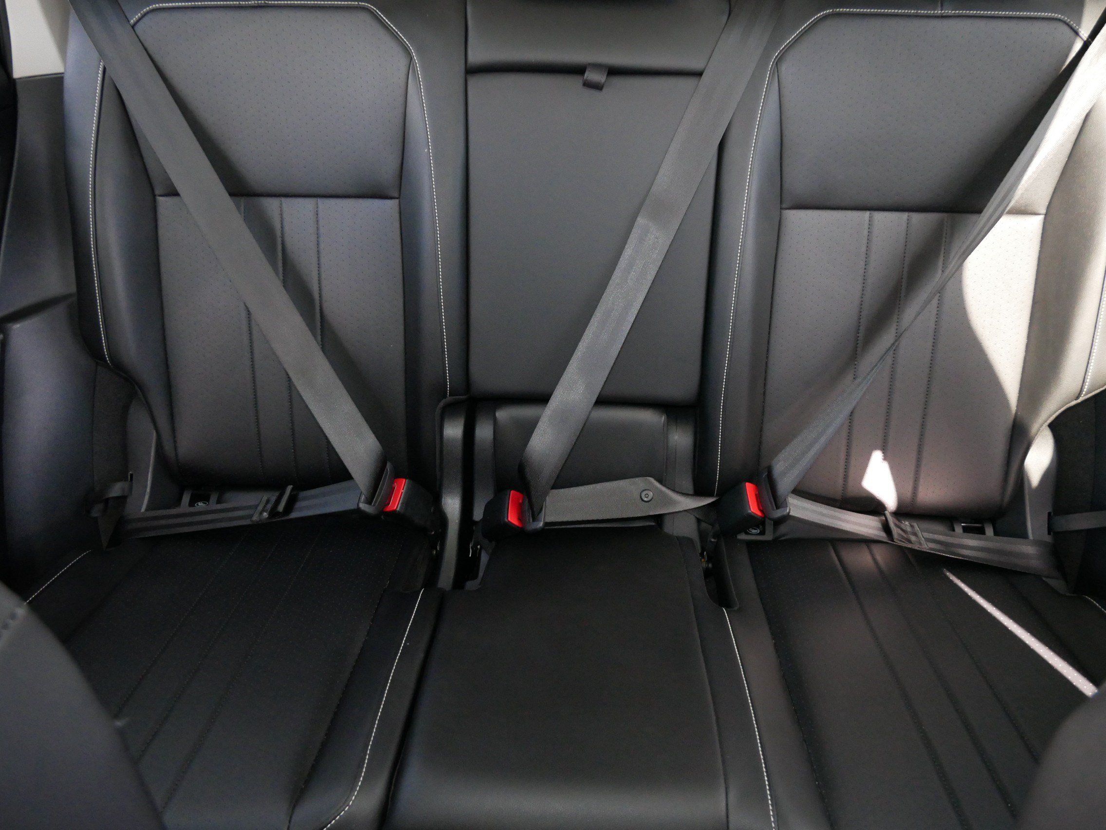 Used 2022 Volkswagen Tiguan SE w/ Panoramic Sunroof Package AWD/4WD image 13