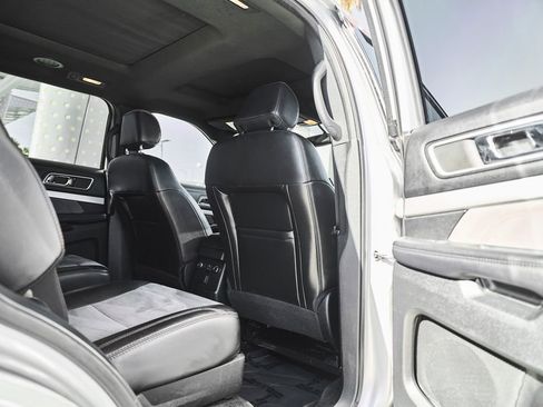 Used 2017 Ford Explorer XLT w/ Equipment Group 202A AWD/4WD image 14