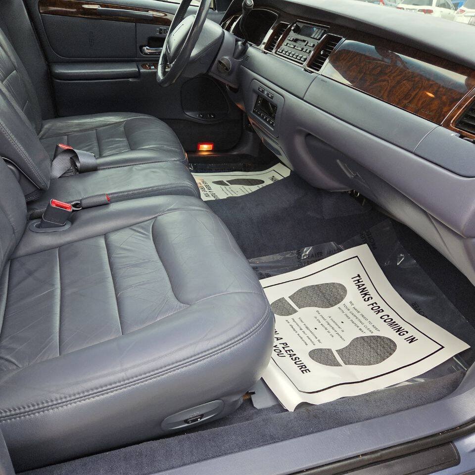 Used 2000 Lincoln Town Car Signature RWD image 17