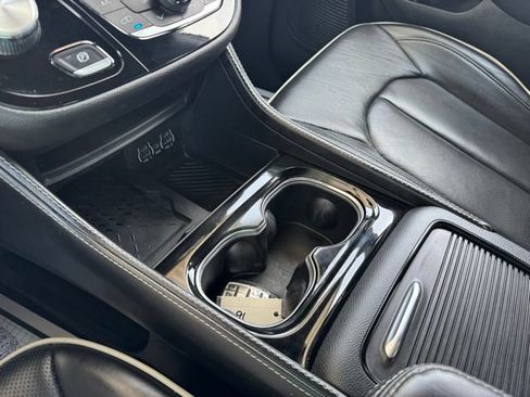 Used 2025 Chrysler Pacifica Limited FWD image 13