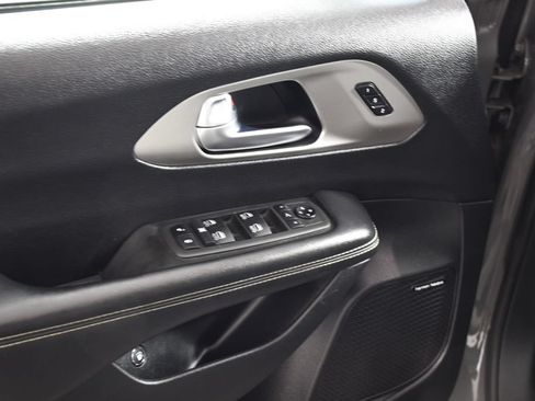 Used 2022 Chrysler Pacifica Limited w/ Uconnect Theater Family Group FWD image 15