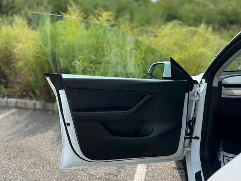 Used 2022 Tesla Model Y Long Range image 33