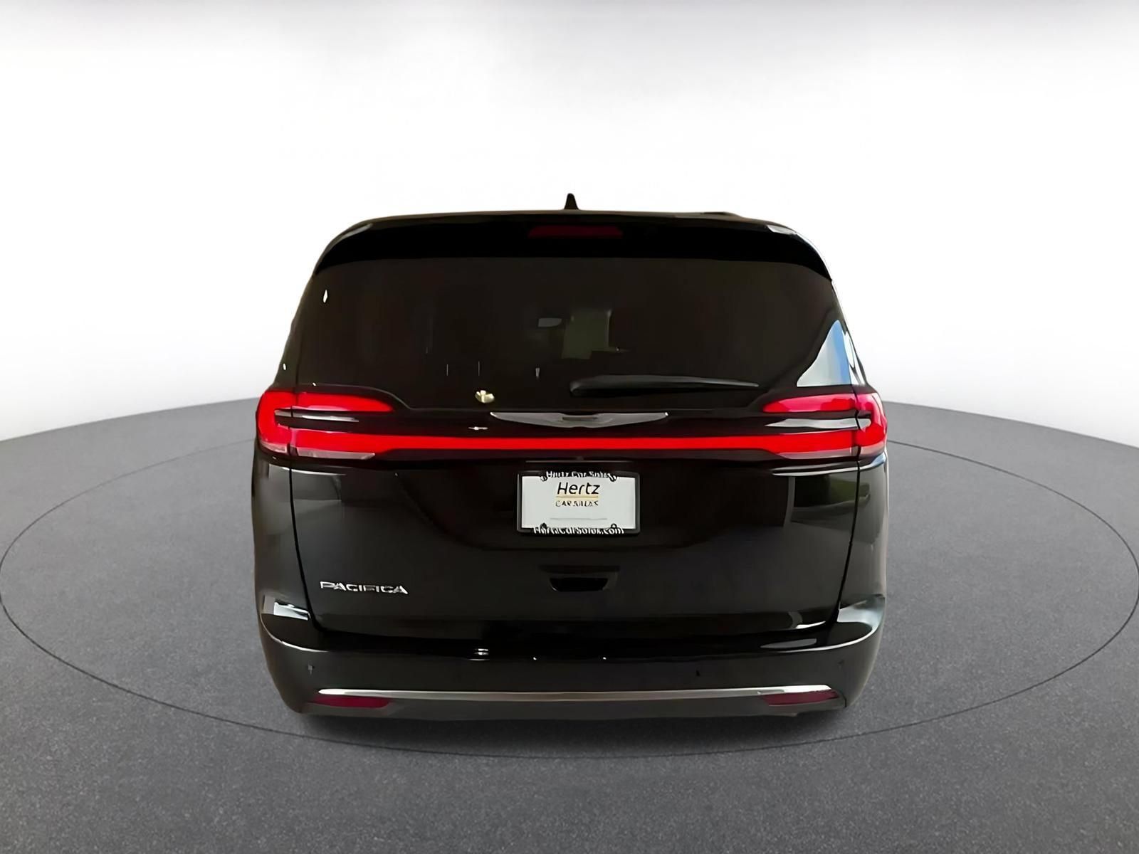 Used 2024 Chrysler Pacifica Touring-L FWD image 12