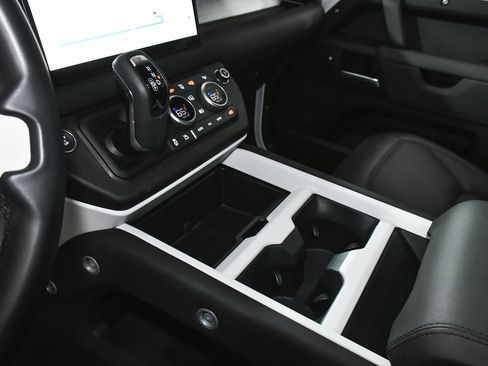 Used 2025 Land Rover Defender 110 S image 39
