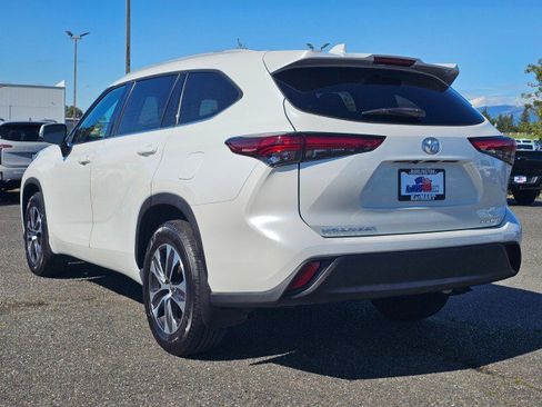 Used 2022 Toyota Highlander XLE AWD/4WD image 5