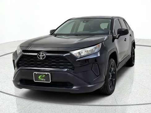 Used 2022 Toyota RAV4 LE FWD image 3