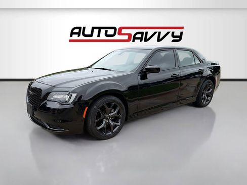 Used 2023 Chrysler 300 Touring w/ Sport Appearance Package RWD image 3