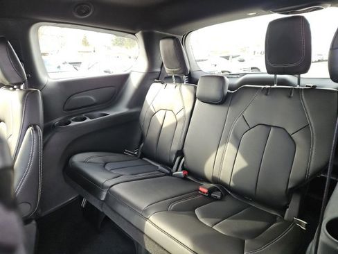 New 2026 Chrysler Pacifica Select image 17