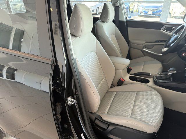 Used 2025 Kia Soul LX FWD image 19