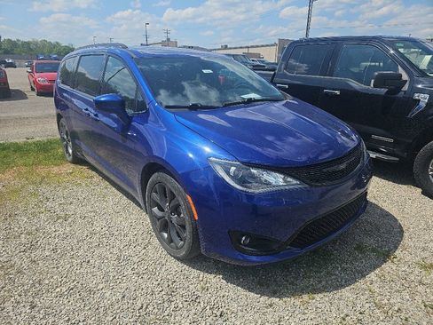 Used 2018 Chrysler Pacifica Touring-L w/ Premium Audio Group FWD image 6