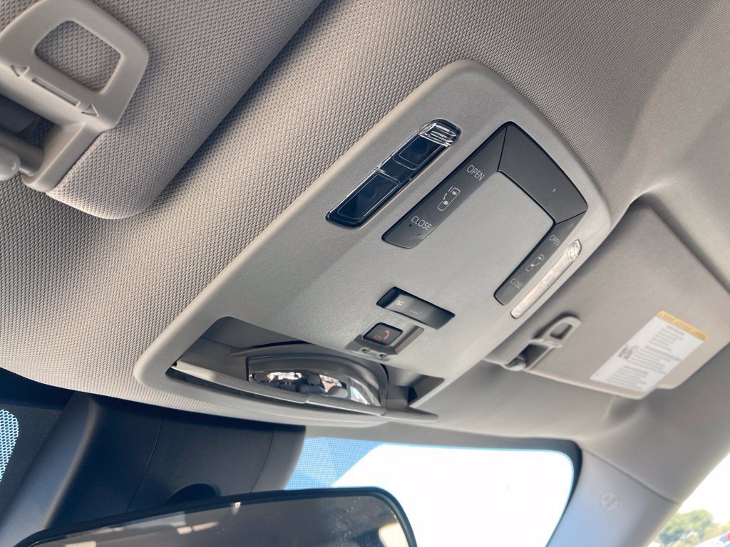 Used 2025 Toyota Sienna LE FWD image 30