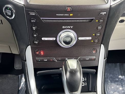Used 2018 Ford Edge Titanium w/ Ford Safe & Smart Package FWD image 34