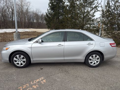 Used 2011 Toyota Camry LE image 3