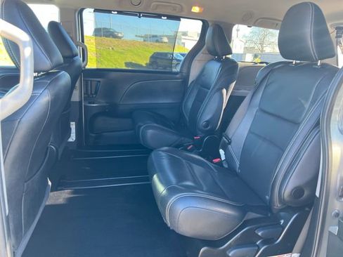 Used 2017 Toyota Sienna SE image 15