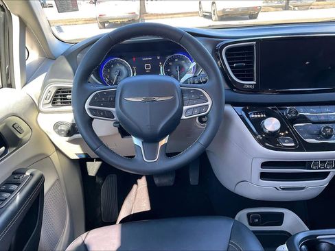 Used 2024 Chrysler Pacifica Touring-L image 6