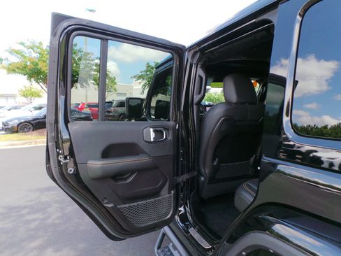 Used 2024 Jeep Wrangler Unlimited Sahara w/ Technology Group AWD/4WD image 38