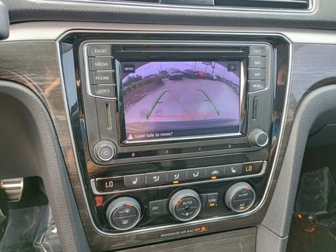 Used 2018 Volkswagen Passat 2.0T SEL Premium image 30