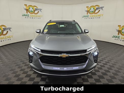 Used 2024 Chevrolet Trax LT w/ LT Convenience Package FWD image 2