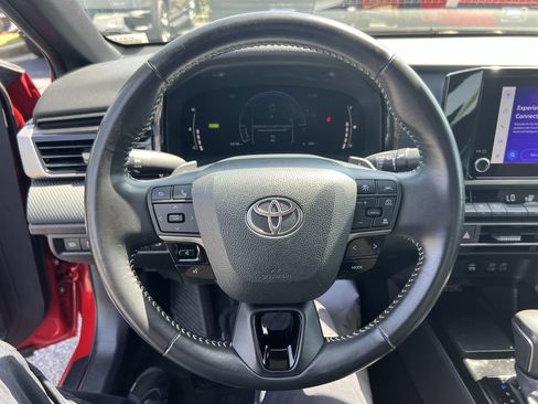 Used 2025 Toyota Camry SE FWD image 18