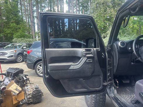 Used 2013 Jeep Wrangler Unlimited Sahara w/ Connectivity Group AWD/4WD image 8