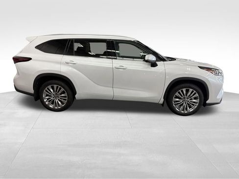 Used 2024 Toyota Highlander Platinum image 2