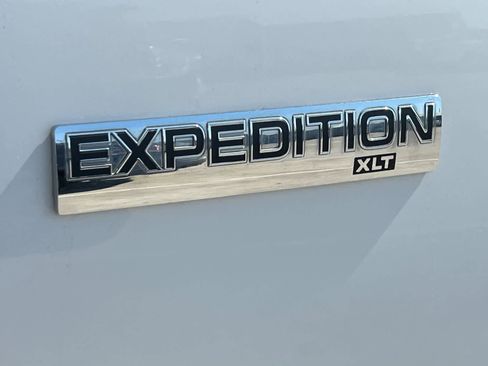 Used 2011 Ford Expedition XLT image 28