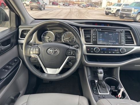 Used 2017 Toyota Highlander XLE image 23