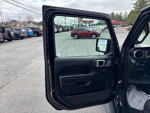 Used 2022 Jeep Wrangler Sport S image 11