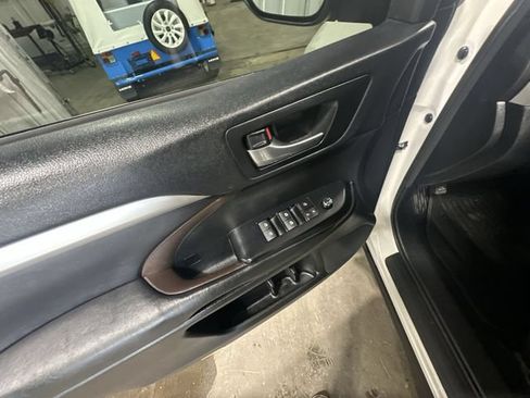 Used 2017 Toyota Highlander XLE AWD/4WD image 19
