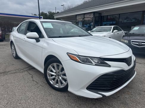 Used 2018 Toyota Camry LE image 3