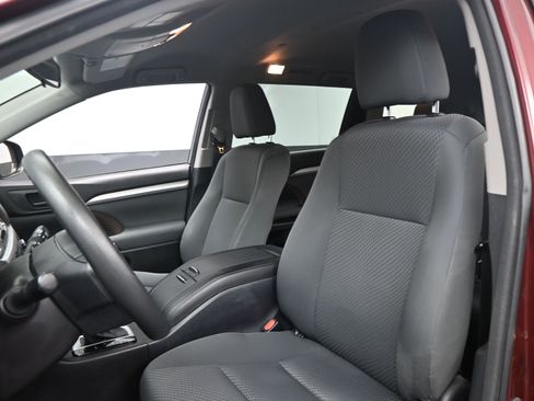 Used 2015 Toyota Highlander LE image 17