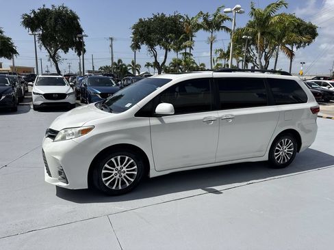 Used 2020 Toyota Sienna XLE w/ XLE Navigation Package FWD image 10