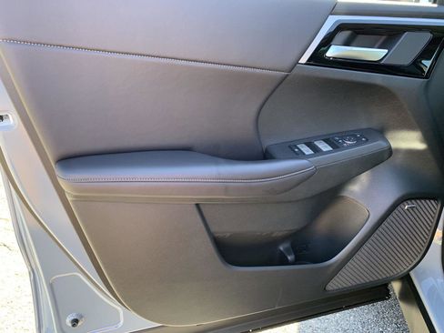 New 2025 Mitsubishi Outlander SE image 9