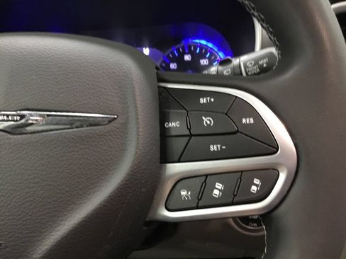 Used 2023 Chrysler Pacifica Touring-L AWD/4WD image 38