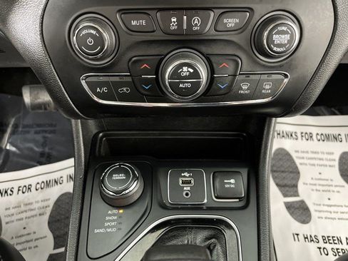 Used 2019 Jeep Cherokee Limited AWD/4WD image 23