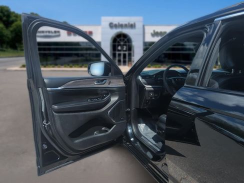 Used 2023 Jeep Grand Cherokee Overland AWD/4WD image 11