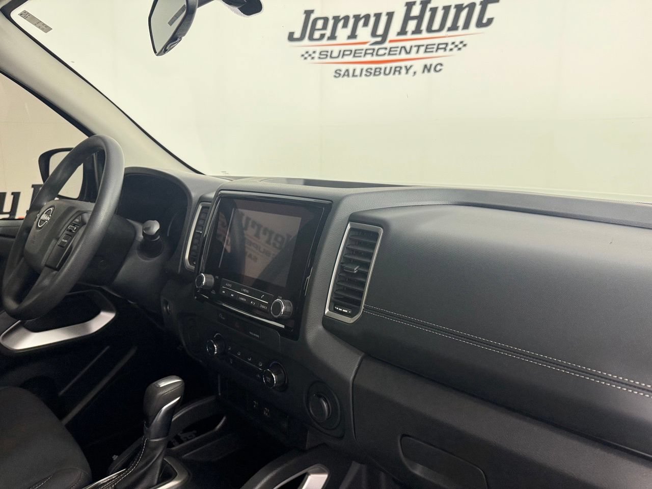 Used 2024 Nissan Frontier SV w/ Tow Package RWD image 28