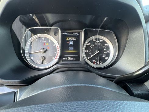 Used 2018 Nissan Titan SV image 12