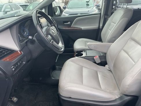 Used 2018 Toyota Sienna Limited Premium image 13