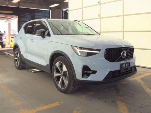Used 2025 Volvo XC40 B5 Plus image 2