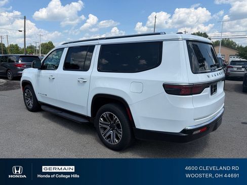 Used 2024 Jeep Wagoneer L Series II w/ Flexible Seating Group AWD/4WD image 9