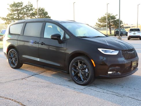 New 2026 Chrysler Pacifica Limited w/ S Appearance Package image 4