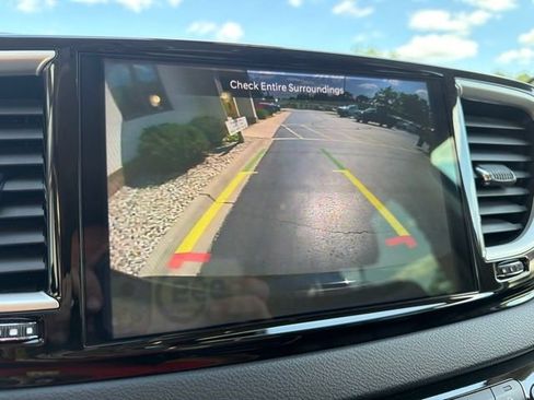 Used 2024 Chrysler Pacifica Touring-L FWD image 27