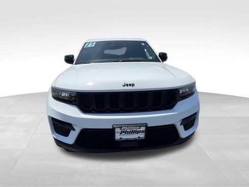 Used 2025 Jeep Grand Cherokee Altitude AWD/4WD image 8